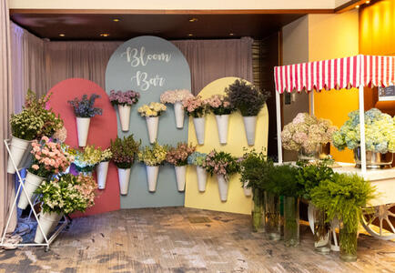 The bloom bar with 2,000 live flowers that guests used to create their own bouquets